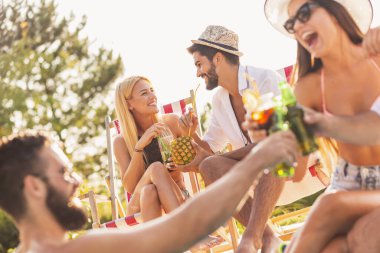 Havuz başında bir yaz partisinde bir grup arkadaş, yüzme havuzunun kenarında oturup, kokteyl ve bira içip eğleniyorlar.