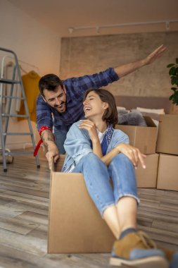 Güzel, genç ve aşık bir çift birlikte yaşamaya başlıyor. Karton kutuları eşyalarıyla açarken eğleniyorlar. Adam kızı karton bir kutunun içinde itip kakıyor.