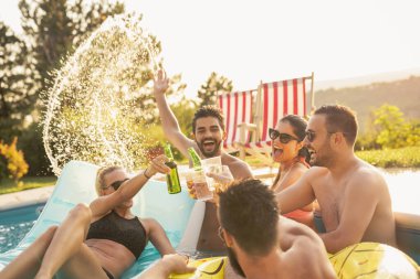 Havuz başında bir yaz partisinde bir grup arkadaş, yüzme havuzunda eğleniyorlar, kadeh kaldırıyorlar ve kokteyl içip bira içiyorlar.