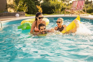 Havuz başında bir yaz partisinde bir grup arkadaş, yüzme havuzunda eğleniyorlar, su sıçratıyorlar ve yüzen bir yatak için kavga ediyorlar.