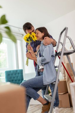 Güzel yung-ung çifti yeni bir daireye taşınıyor, koca çiçek buketiyle sürpriz bir eş.