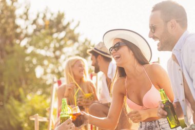 Havuz başında bir yaz partisinde bir grup arkadaş, yüzme havuzunun kenarında oturup, kokteyl ve bira içip eğleniyorlar.