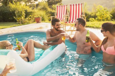 Havuz başında bir yaz partisinde bir grup arkadaş yüzme havuzunda eğleniyor, dans ediyor, kokteyl içiyor, bira içiyor ve kadeh kaldırıyor.