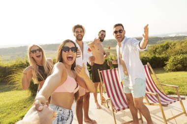 Bir grup genç arkadaş havuz başında bir yaz partisinde eğleniyor, bira içiyor ve onlara katılmaları için daha çok arkadaşını davet ediyor.