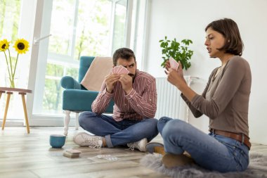 Güzel, genç ve aşık bir çift birlikte vakit geçiriyorlar ve kart oyunları oynuyorlar.