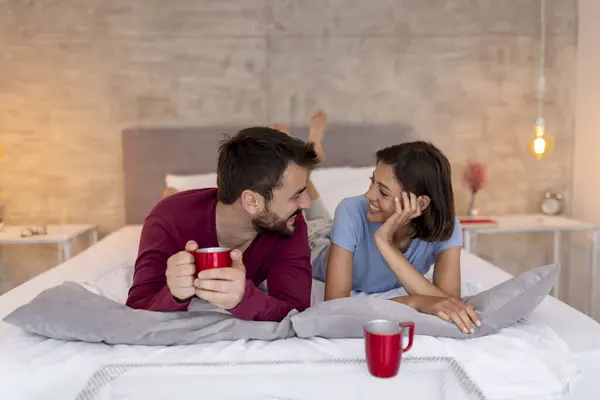 Vackra Par Som Älskar Att Pyjamas Dricka Kaffe Sängen Morgonen — Stockfoto