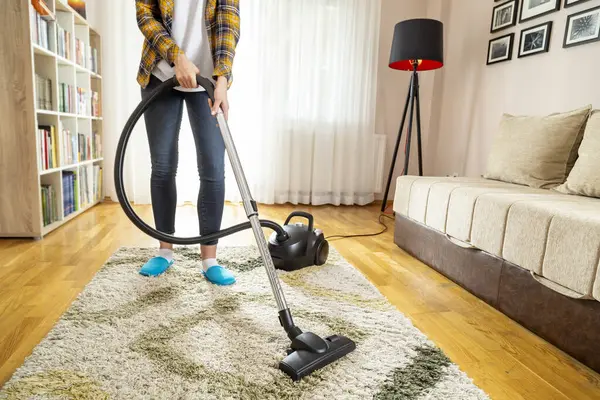 家事をする若い女性の詳細 リビングルームのカーペットを掃除 — ストック写真