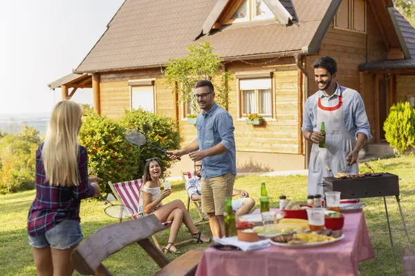 Vriendengroep Met Een Barbecue Achtertuin Vlees Grillen Bier Drinken Badminton — Stockfoto
