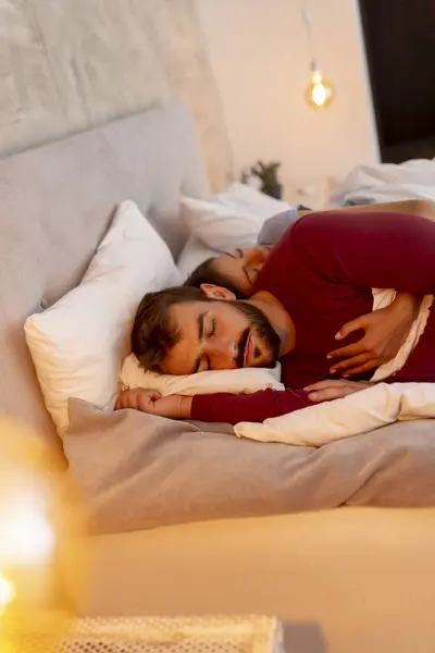 Beau Jeune Couple Amoureux Pyjama Couché Étreint Dans Lit Cuillère — Photo