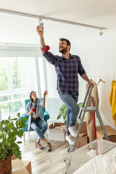 Verliefd Stel Dat Samenwoont Man Die Ladder Staat Het Appartement — Stockfoto