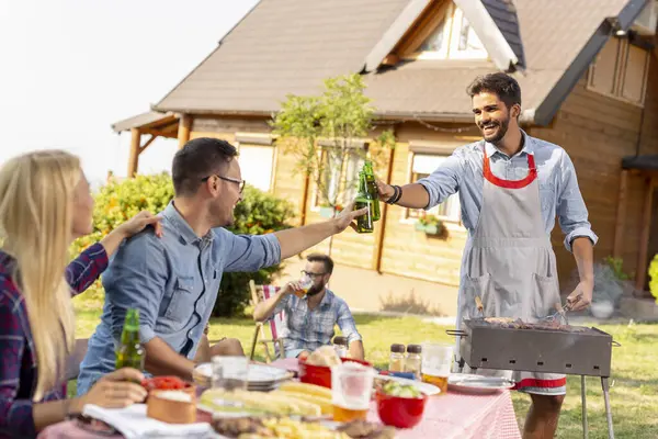 Bir Grup Arkadaş Arka Bahçedeki Barbekü Partisinde Eğleniyor Pişiriyor Tost — Stok fotoğraf