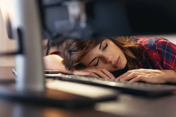 Młoda Kobieta Zmęczona Pracą Godzinach Nadliczbowych Śpi Przy Biurku Swoim — Zdjęcie stockowe