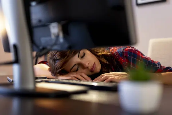 Młoda Kobieta Zmęczona Pracą Godzinach Nadliczbowych Śpi Przy Biurku Swoim — Zdjęcie stockowe