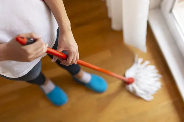 床ワイパーを持ち 床を拭く女性のハイアングルビューは 毎日の家庭衛生を維持します ハンドに焦点を当てる — ストック写真