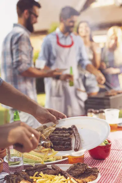 Grupo Amigos Almorzando Una Barbacoa Aire Libre Comiendo Carne Parrilla — Foto de Stock