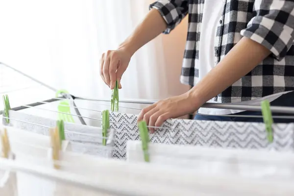 Detalhe Das Mãos Femininas Penduradas Lavagem Para Secar Rack Secagem — Fotografia de Stock