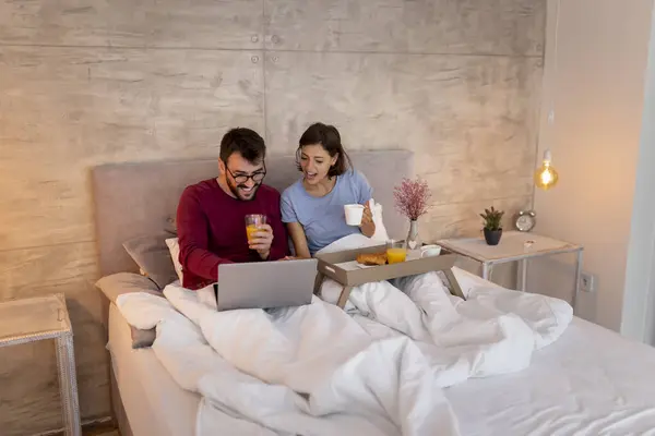 Vackra Unga Par Förälskade Pyjamas Sitter Sängen Morgonen Äter Frukost — Stockfoto