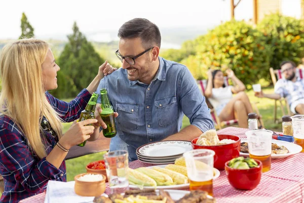 在一个夏日的后院烧烤派对上 情侣们谈恋爱 一起举杯庆祝 一起喝啤酒 — 图库照片
