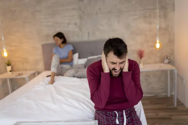 Couple Having Argument Bedroom Shouting Each Other Man Holding Head — Stock Photo, Image