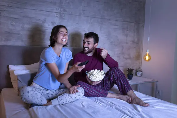 Par Kärlek Liggande Sängen Äta Popcorn Och Titta Film Koppla — Stockfoto