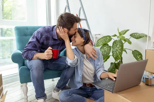 Mooi Jong Paar Liefde Samenwonen Surfen Het Net Laptop Computer — Stockfoto