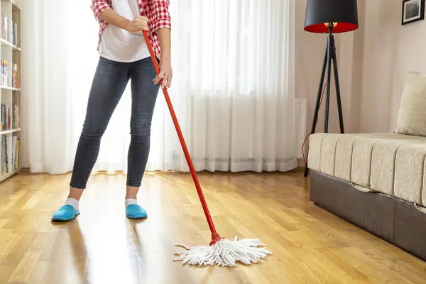 床ワイパーを持ち 床を拭く女性の詳細 家事や毎日の家庭衛生を維持する — ストック写真