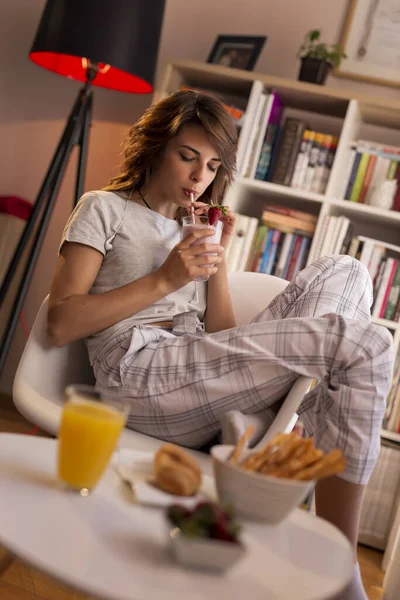 Vacker Ung Kvinna Njuter Helgen Morgon Äter Frukost Och Dricker — Stockfoto