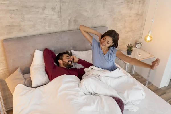 Vackra Unga Par Förälskade Pyjamas Som Ligger Sängen Och Stretchar — Stockfoto