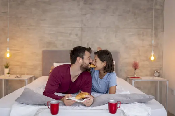 Par Förälskade Pyjamas Liggande Sängen Äta Frukost Och Kaffe Sängen — Stockfoto