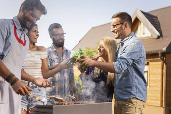 Bir Grup Arkadaş Arka Bahçede Barbekü Partisi Veriyor Pişiriyor Bira — Stok fotoğraf