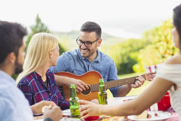 Group Friends Having Barbecue Party Outdoors Drinking Beer Grilling Meat — Stock Photo, Image