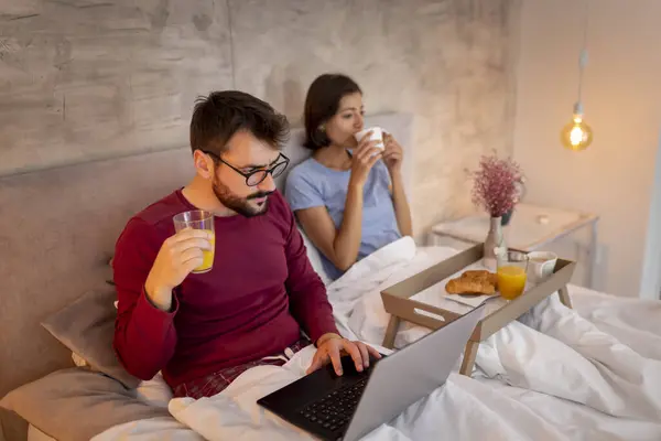 Casal Apaixonado Deitado Cama Desfrutando Manhã Fim Semana Tomando Café — Fotografia de Stock