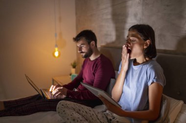 Genç ve güzel bir çift geceleri yan yana yatıyorlar. Erkekler dizüstü bilgisayarla geç saatlere kadar çalışıyorlar. Kadınlar yorgun ve esniyorlar.