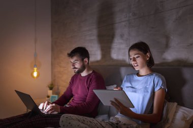 Genç ve güzel bir çift geceleri yan yana yatıyorlar. Kadın tablet bilgisayarda kitap okurken erkek geç saatlere kadar dizüstü bilgisayarda çalışıyor.