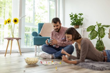 Birbirine aşık çiftler, birlikte vakit geçiriyorlar, patlamış mısır yiyorlar ve oyun oynarken eğleniyorlar.