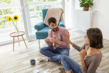 Güzel, genç ve aşık bir çift birlikte vakit geçiriyorlar ve kart oyunları oynuyorlar.