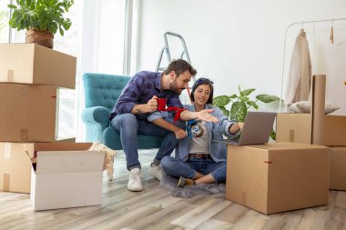 Birbirine aşık güzel genç bir çift birlikte yaşıyor, dizüstü bilgisayarla internette sörf yapıyor, internette daire dekorasyonu fikirleri arıyor. 