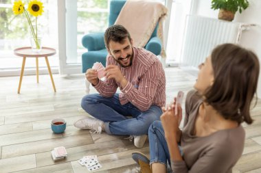 Güzel, genç ve aşık bir çift birlikte vakit geçiriyorlar ve kart oyunları oynuyorlar.