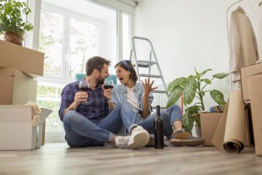 Yeni evimize taşınmamızı, şarap içmemizi, gülmemizi ve eğlenmemizi kutluyoruz.