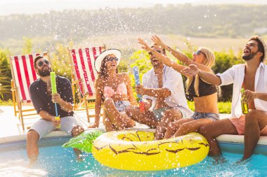 Havuz başında bir yaz partisinde bir grup arkadaş yüzme havuzunun kenarında oturuyor, bira içiyor, su sıçratıyor ve eğleniyorlar.