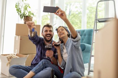 Güzel, genç ve aşık bir çift yeni bir daireye taşınıyor, şarap içiyor ve arkadaşlarıyla görüntülü görüşme yapıyor, sanal bir eve taşınma partisi vererek kutluyor.