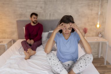 Yatak odasında kavga eden genç çift; ilişkilerde anlaşmazlık, ayrılık ve boşanma kavramı