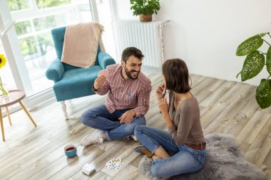 Güzel, genç ve aşık bir çift birlikte vakit geçiriyorlar ve kart oyunları oynuyorlar.