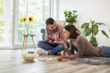 Birbirine aşık çiftler, birlikte vakit geçiriyorlar, patlamış mısır yiyorlar ve oyun oynarken eğleniyorlar.