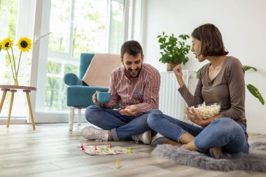 Birbirine aşık çiftler, birlikte vakit geçiriyorlar, patlamış mısır yiyorlar ve oyun oynarken eğleniyorlar.