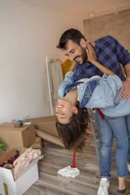 Birbirine aşık genç bir çift birlikte yaşarlar, karton kutuları açarken eğlenirler, yeni evlerinde dans ederler.