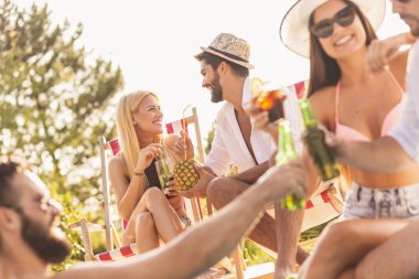 Havuz başında bir yaz partisinde bir grup arkadaş, yüzme havuzunun kenarında oturup, kokteyl ve bira içip eğleniyorlar.