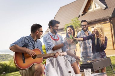 Bir grup arkadaş dışarıda barbekü partisi veriyor, bira içiyor, et pişiriyor, gitar çalıyor, şarkı söylüyor ve eğleniyorlar.