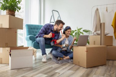 Birbirine aşık güzel genç bir çift birlikte yaşarlar, kahve içerler ve dizüstü bilgisayar kullanırlar, internette iç tasarım fikirleri ararlar. 