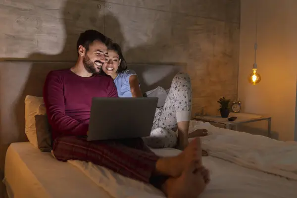 Vackra Unga Par Förälskade Pyjamas Liggande Sängen Natten Kul Medan — Stockfoto